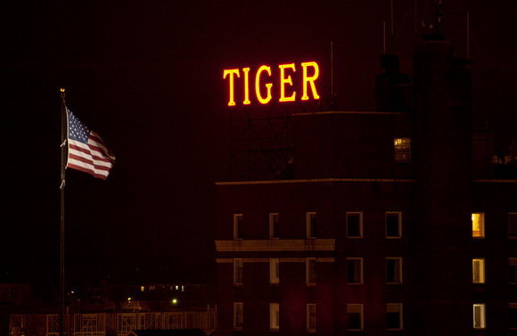 Tiger-Hotel-Neon-Sign-American-flag