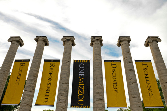 Mizzou-Columns-Yellow-Banners